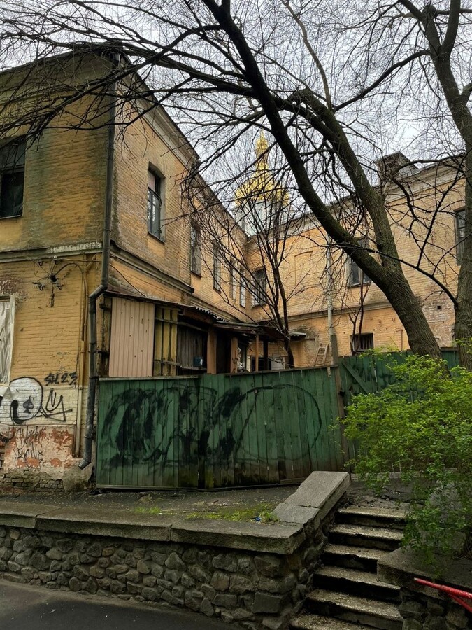 За парканом, яким обгородили старовинну кам’яницю на Софіївській пасуться дві кози. Сама будівля тим часом занепадає